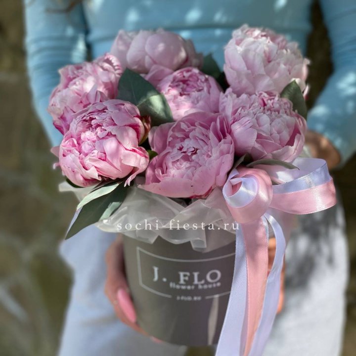 Цилиндр пионов с эвкалиптом в Красноярске