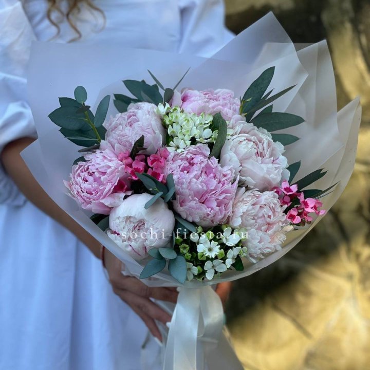 7 зефирных пионов с эвкалиптом в Красноярске