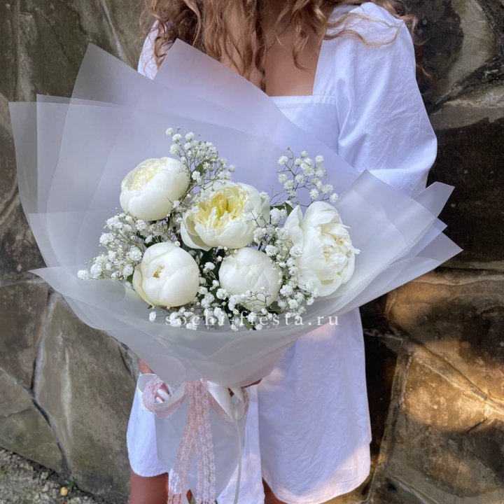 Букет белых пионов "Файв" в Красноярске