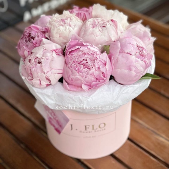 Цилиндр с пионами "Лилу" в Красноярске