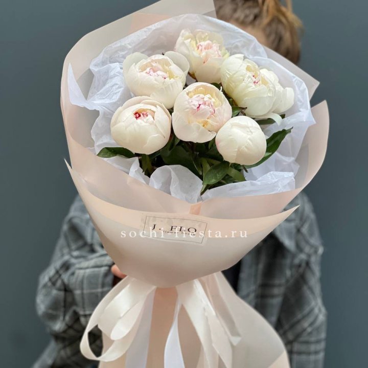 Букет белых пионов в Красноярске