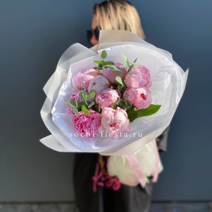 9 пионов с эвкалиптом в Красноярске