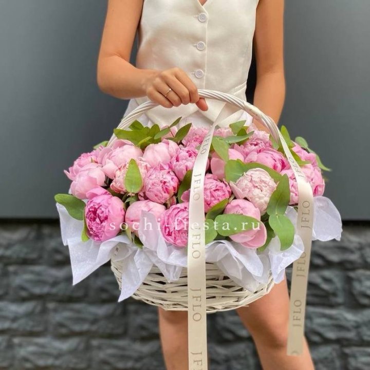 29 пионов в корзине в Красноярске