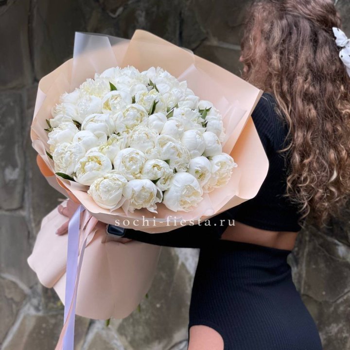 35 белых пион в Красноярске