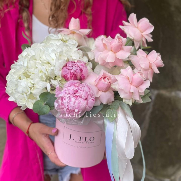 Цилиндр с пионами "Алисия" в Красноярске