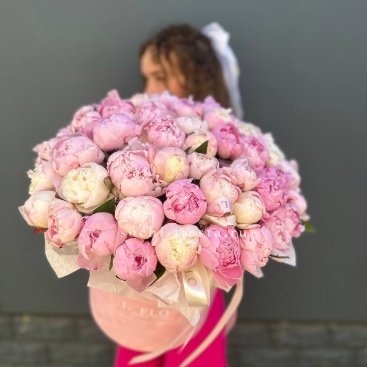 51 нежных пионов  в цилиндре в Красноярске