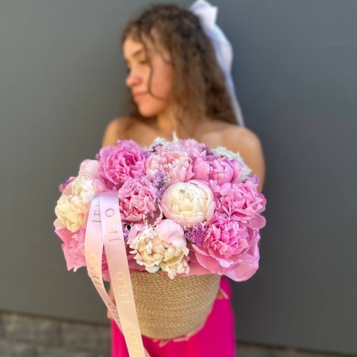 15 пионов в джутовом кашпо в Красноярске