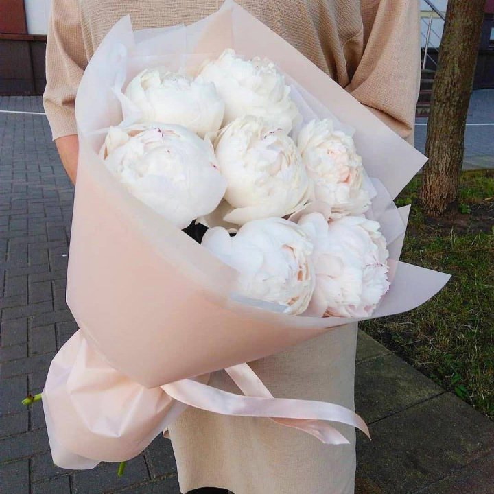 Букет белых пионов в Красноярске