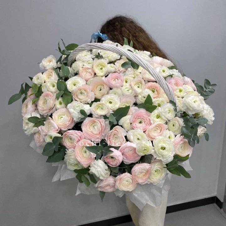 Ранункулюсы в корзине в Красноярске