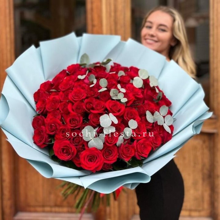 101 красная роза с эвкалиптом в Красноярске