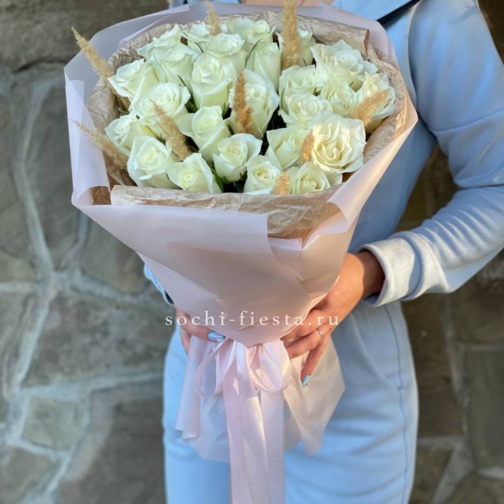25 белых роз с сухоцветами в Красноярске