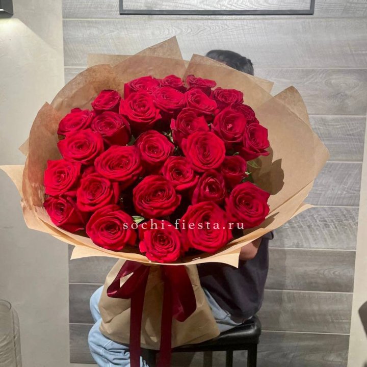 37 красных роз в крафте в Красноярске