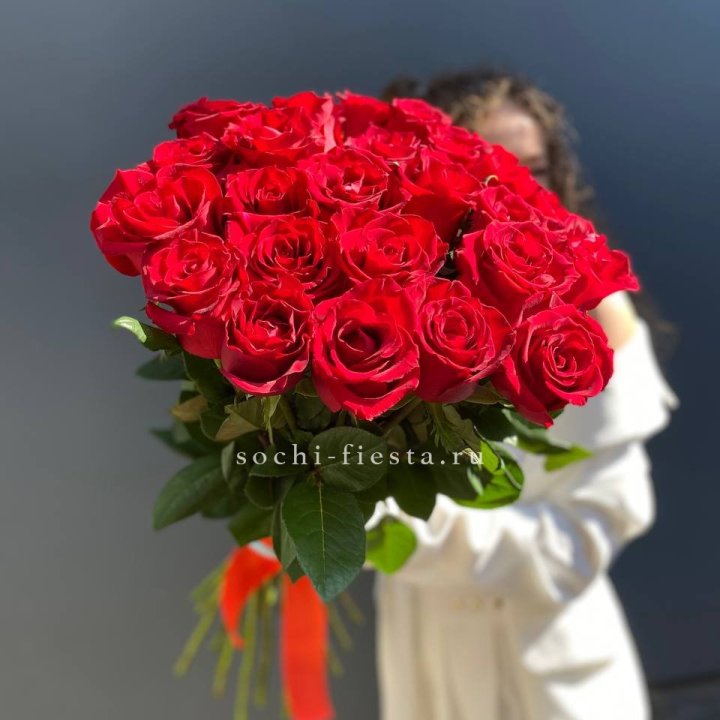 25 высоких красных роз в Красноярске
