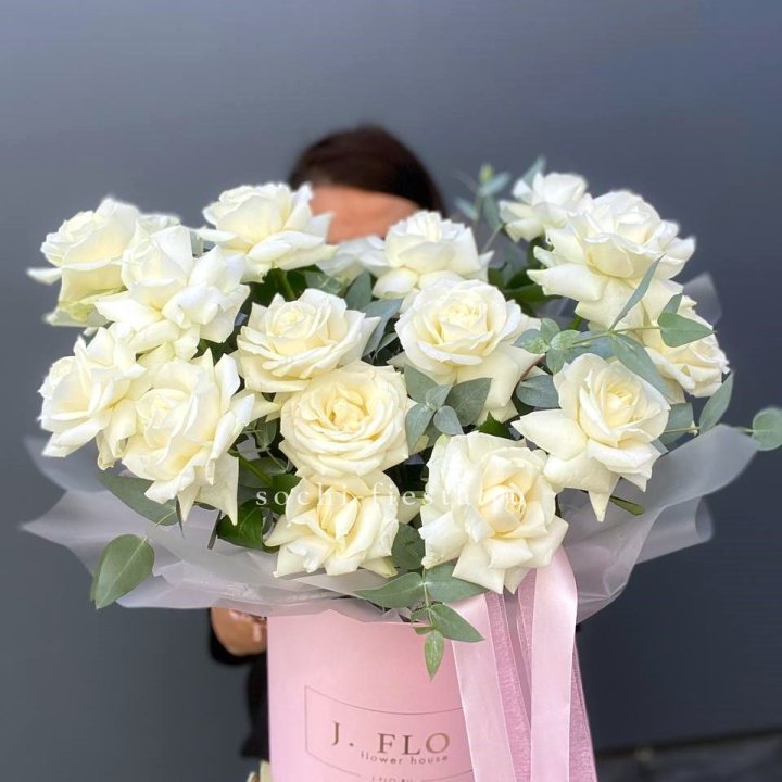 17 Французских белых роз в боксе в Красноярске