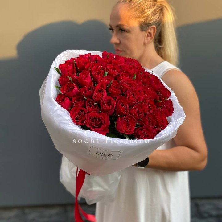 51 роза мадам ред в нежном оформлении в Красноярске