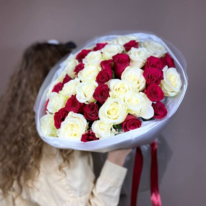 Букет из красных белых 45 роз в Красноярске
