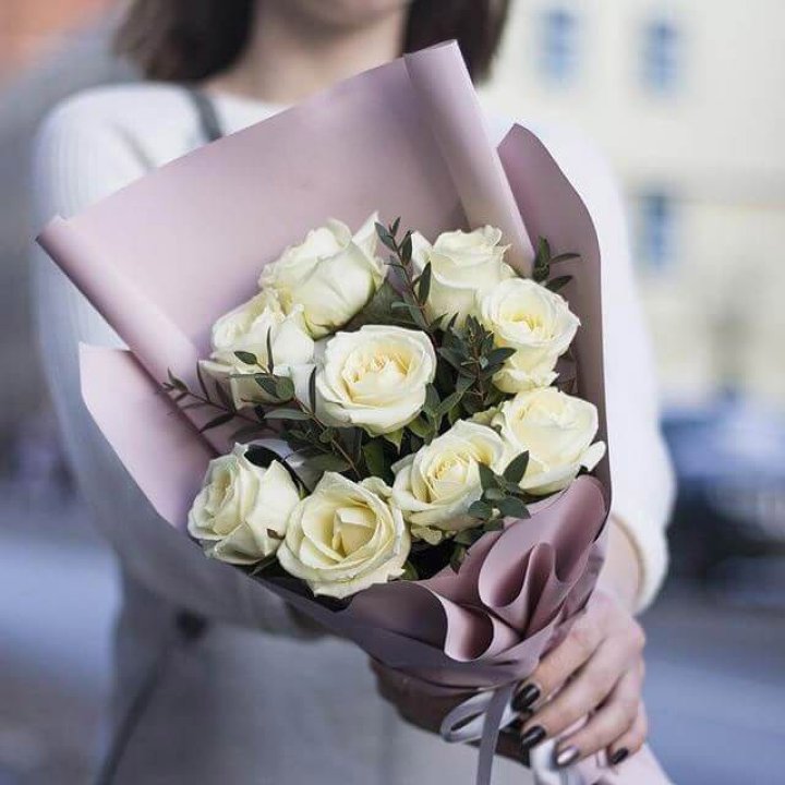 9 белых  роз "Минт" в Красноярске