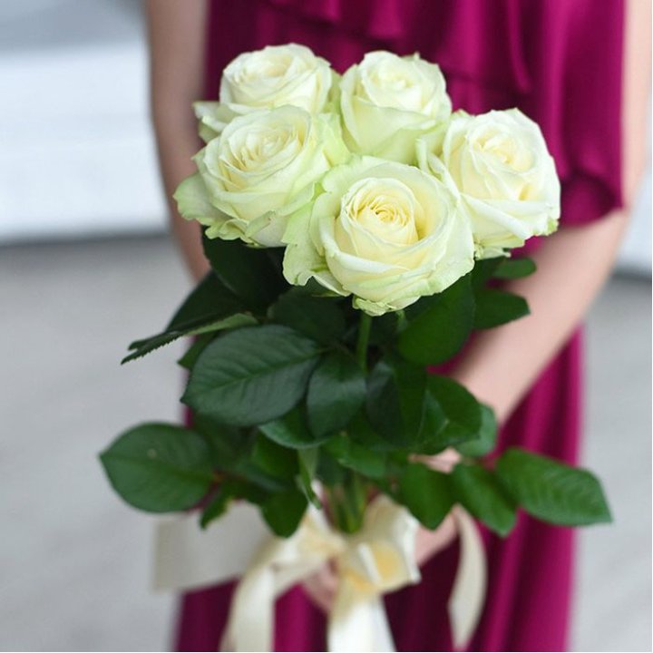 5 белых роз в Красноярске