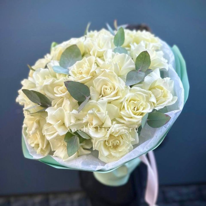 25 Белых французских роз "Ноте бьянка" в Красноярске