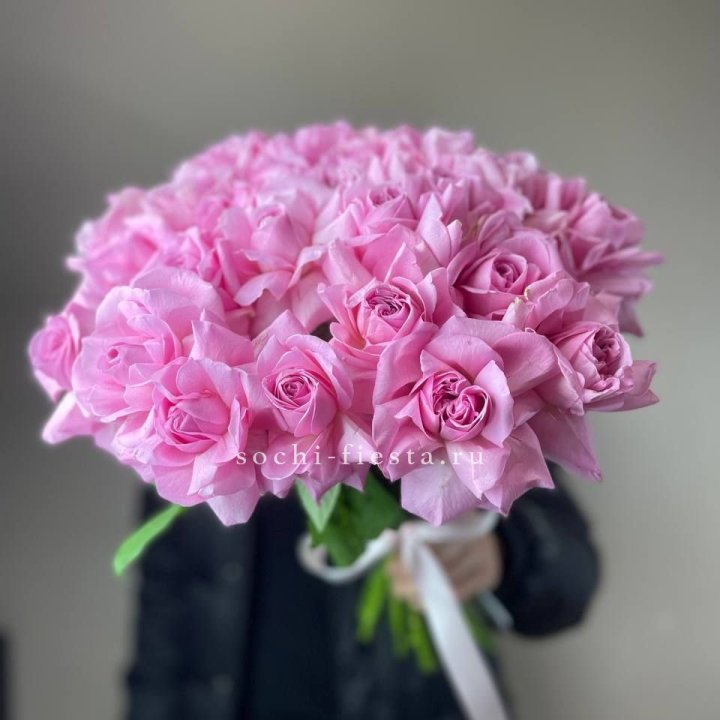 25 розовых французских роз в Красноярске