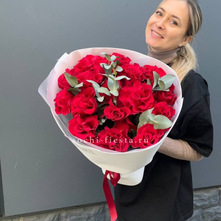 17 Красных французских роз в Красноярске