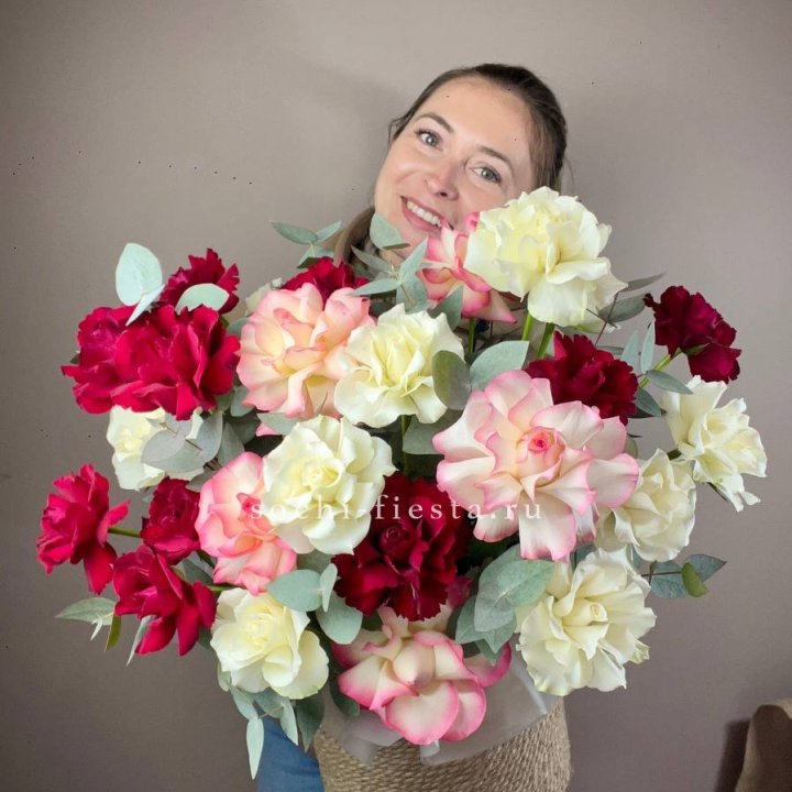 35 французских роз микс в джутовом боксе в Красноярске