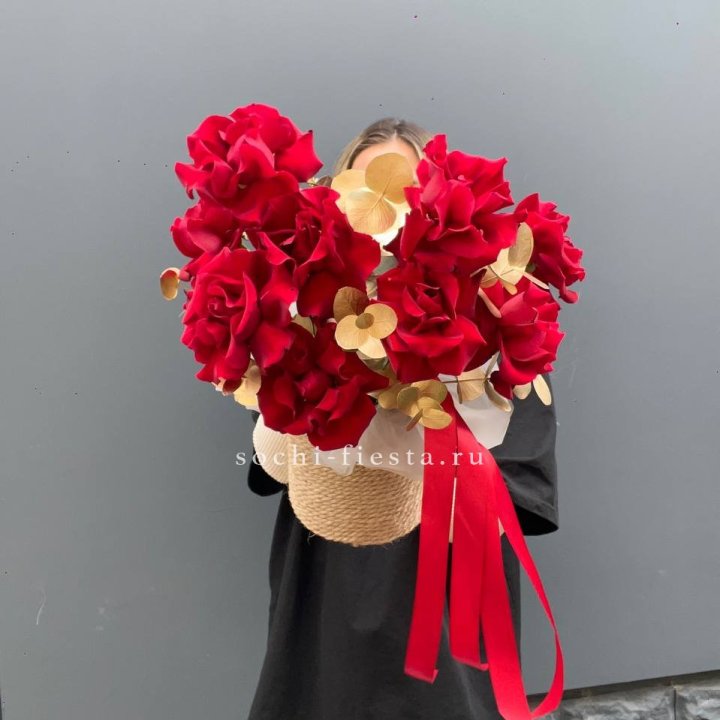 Красные французские розы в джутовом кашпо в Красноярске