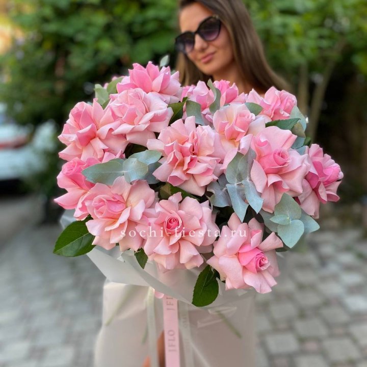 17 Розовых  французских роз в Красноярске