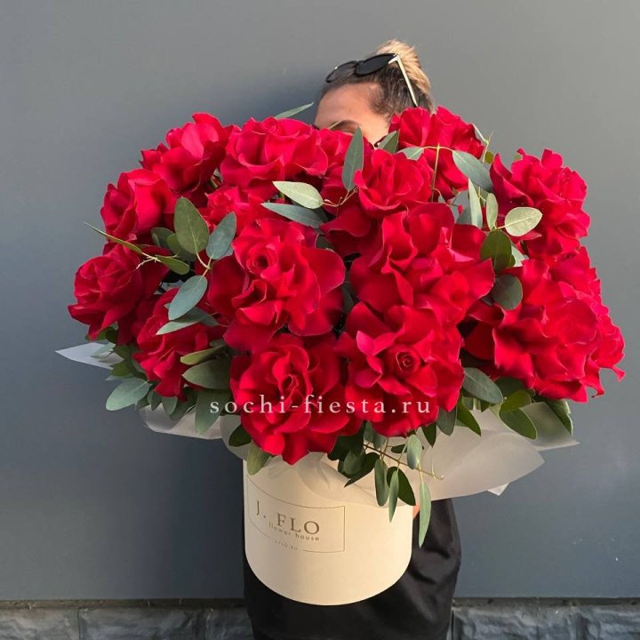 25 Французских красных роз в коробке в Красноярске