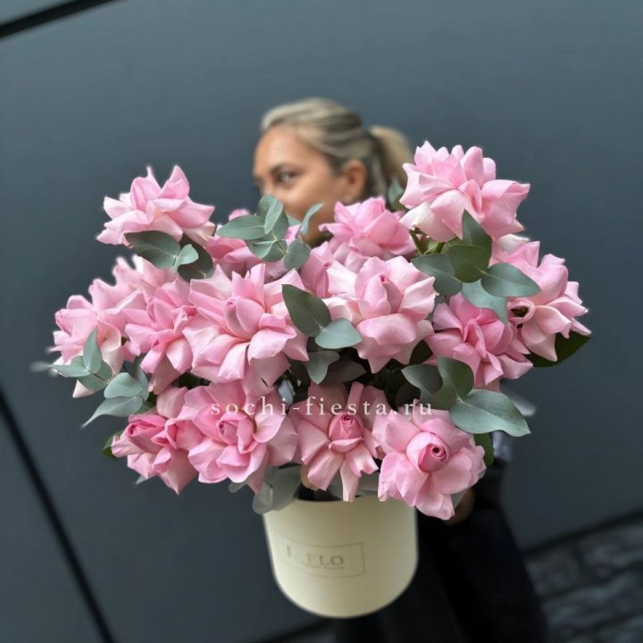 17 Розовых французских роз в боксе в Красноярске