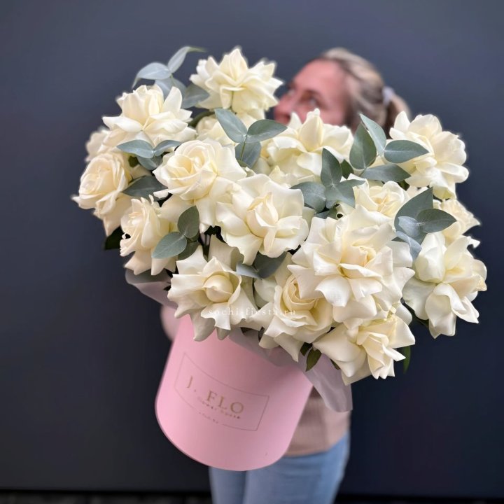 25 Французских белых роз в боксе в Красноярске