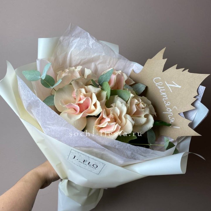 Букет кремовых роз к дню знаний в Красноярске