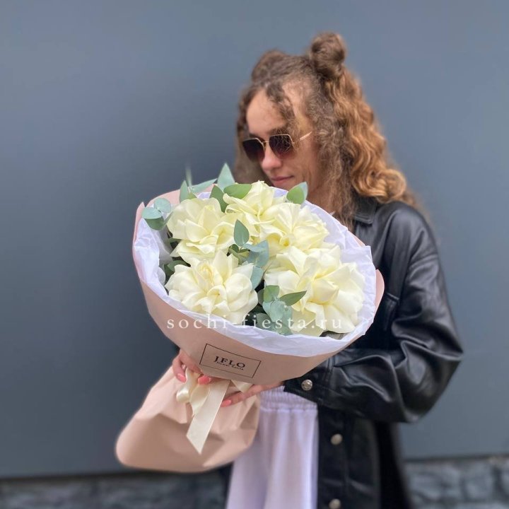 5 Белых французских роз в Красноярске