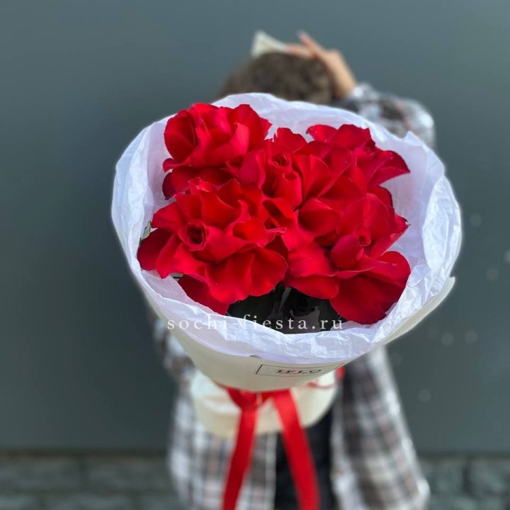 5 французских красных роз в Красноярске
