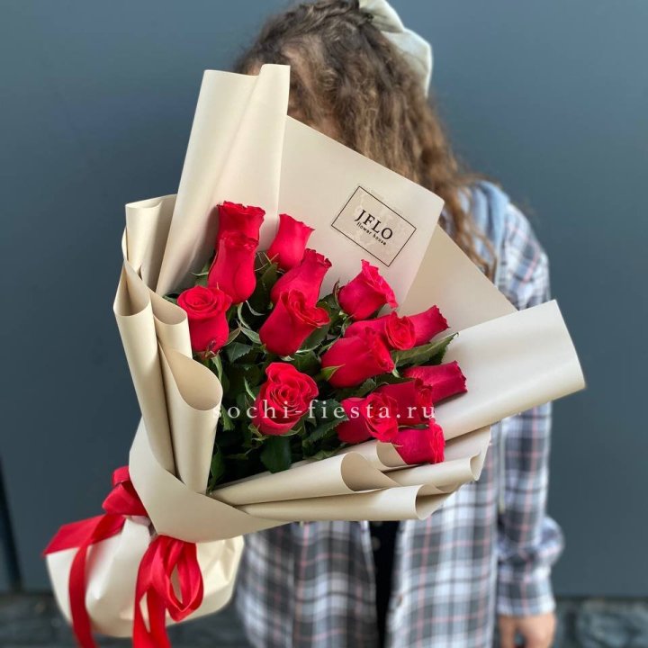15 красных роз в Красноярске