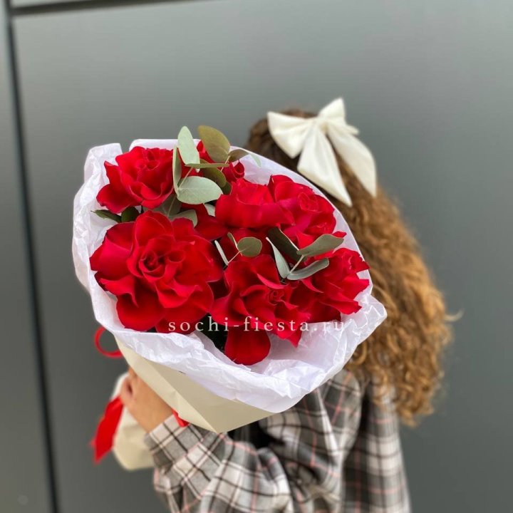 7 красных французских роз в Красноярске