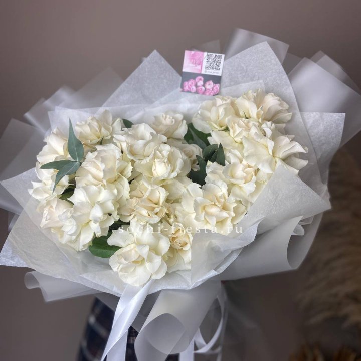 21 французских роз с эвкалиптом в Красноярске