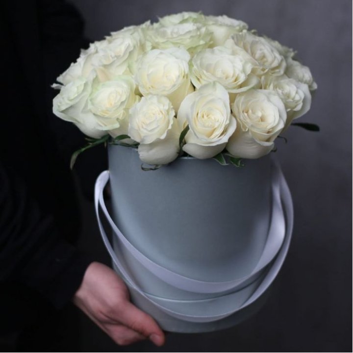 15 белых роз в цилиндре в Красноярске