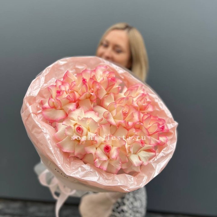 9 французских роз Джумилия в нежном оформлении в Красноярске