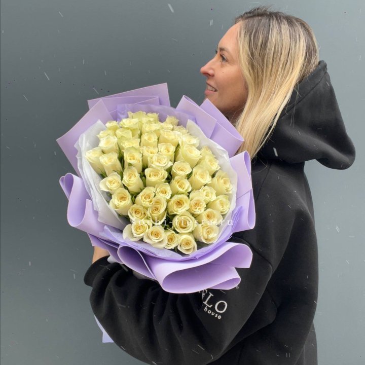 51 белая кенийская роза в оформлении в Красноярске