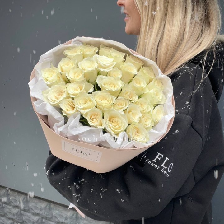 31 белая роза в оформлении в Красноярске