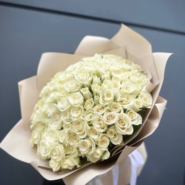 101 белая роза Атена в Красноярске