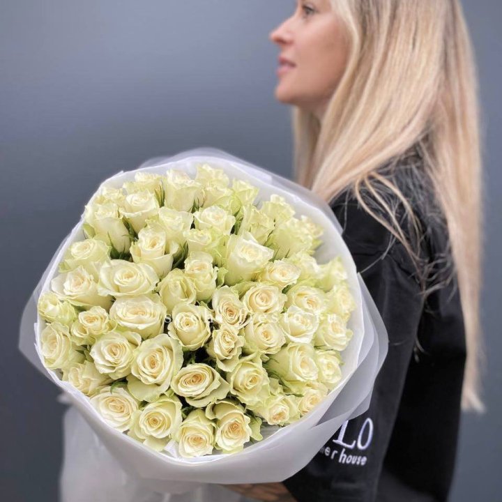 Воздушный букет из 51 белой кенийской розы в Красноярске