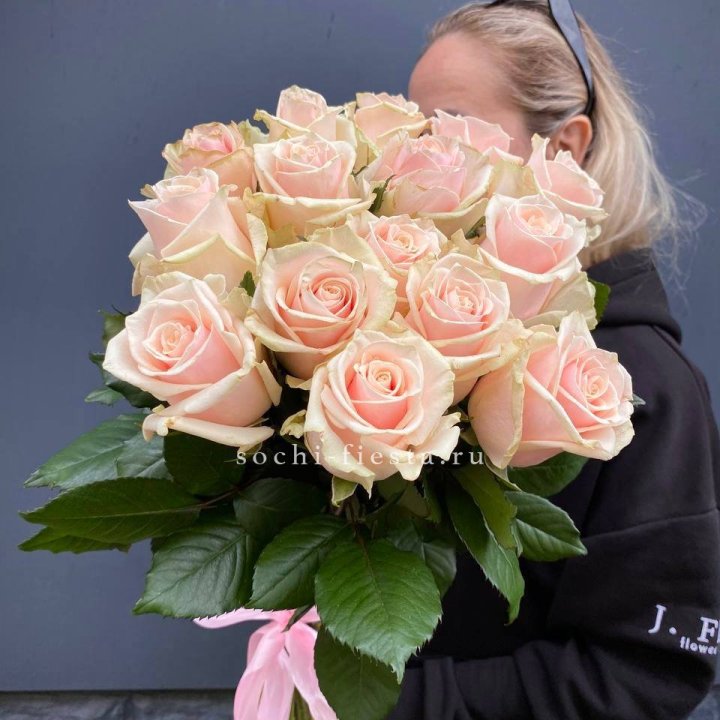 15  кремовых высоких роз в Красноярске