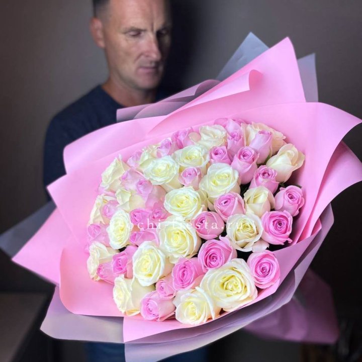 51 белых и розовых роз в Красноярске