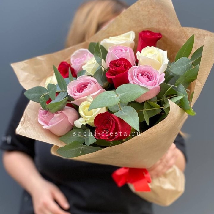 Букет из 15 роз с эвкалиптом в Красноярске