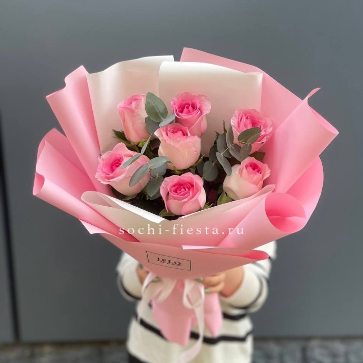 7 роз с эвкалиптом в Красноярске