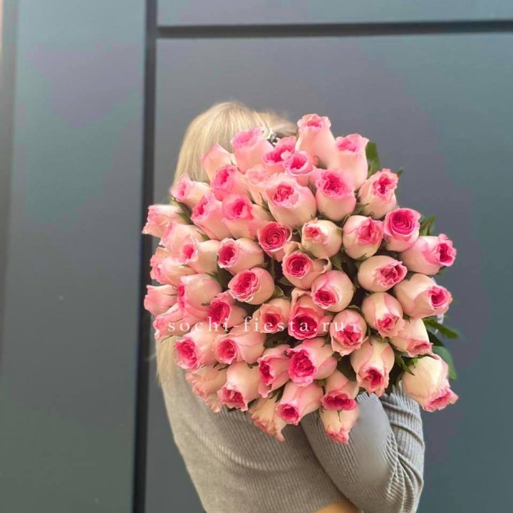 51 розовая роза в Красноярске