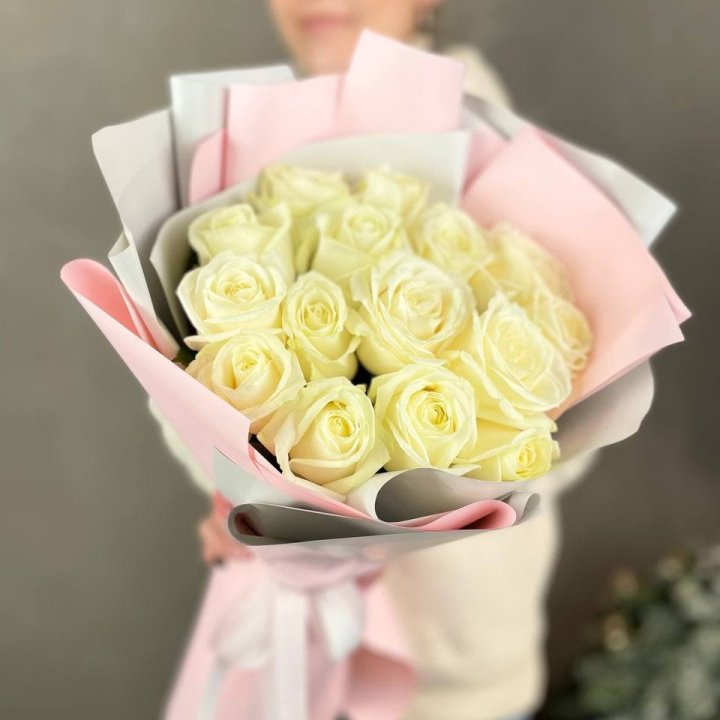 15 белых роз пудра в Красноярске