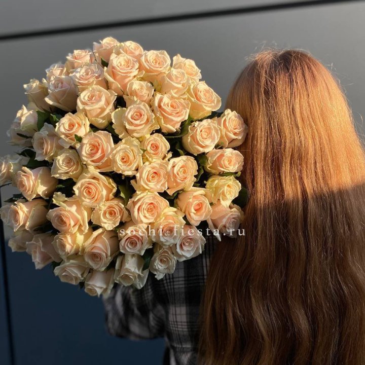 Охапка кремовых роз в Красноярске